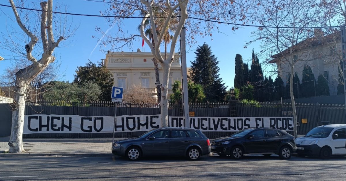 Cartell d'aficionats del RCD Espanyol de Barcelona al consulat xinès (CurvaRCDE, Twitter)