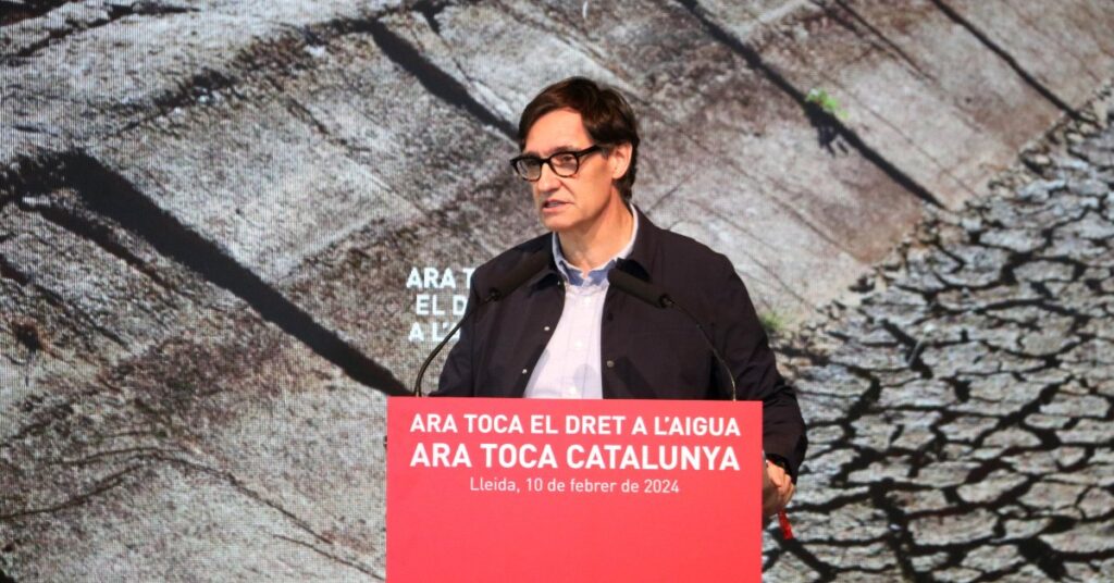 El líder del PSC, Salvador Illa, durante el acto de clausura de la jornada 'Construyamos una nueva mayoría de progreso. Ahora toca el derecho al agua' en la Llotja de Lleida (Alba Mor, ACN)