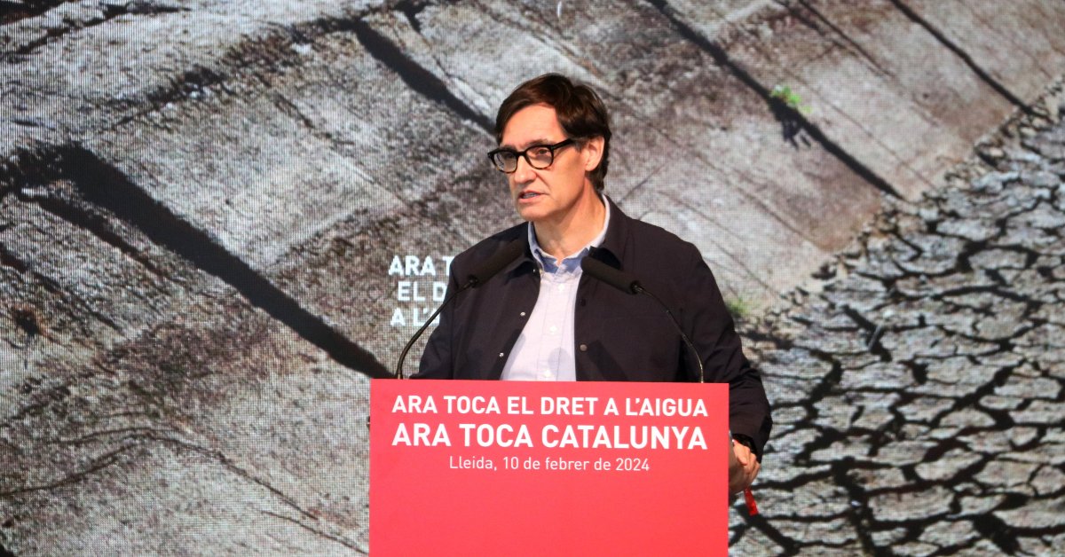 El líder del PSC, Salvador Illa, durant l'acte de cloenda de la jornada 'Construïm una nova majoria de progrés. Ara toca el dret a l'aigua' a la Llotja de Lleida (Alba Mor, ACN)