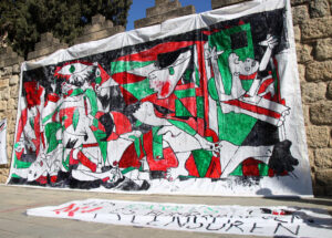 El nou mural penjat a la plaça Octavià de Sant Cugat del Vallès (Albert Hernàndez, ACN)