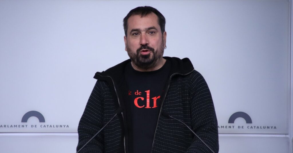 El portaveu parlamentari de la CUP, Dani Cornellà, durant una roda de premsa al Parlament (Mariona Puig, ACN)