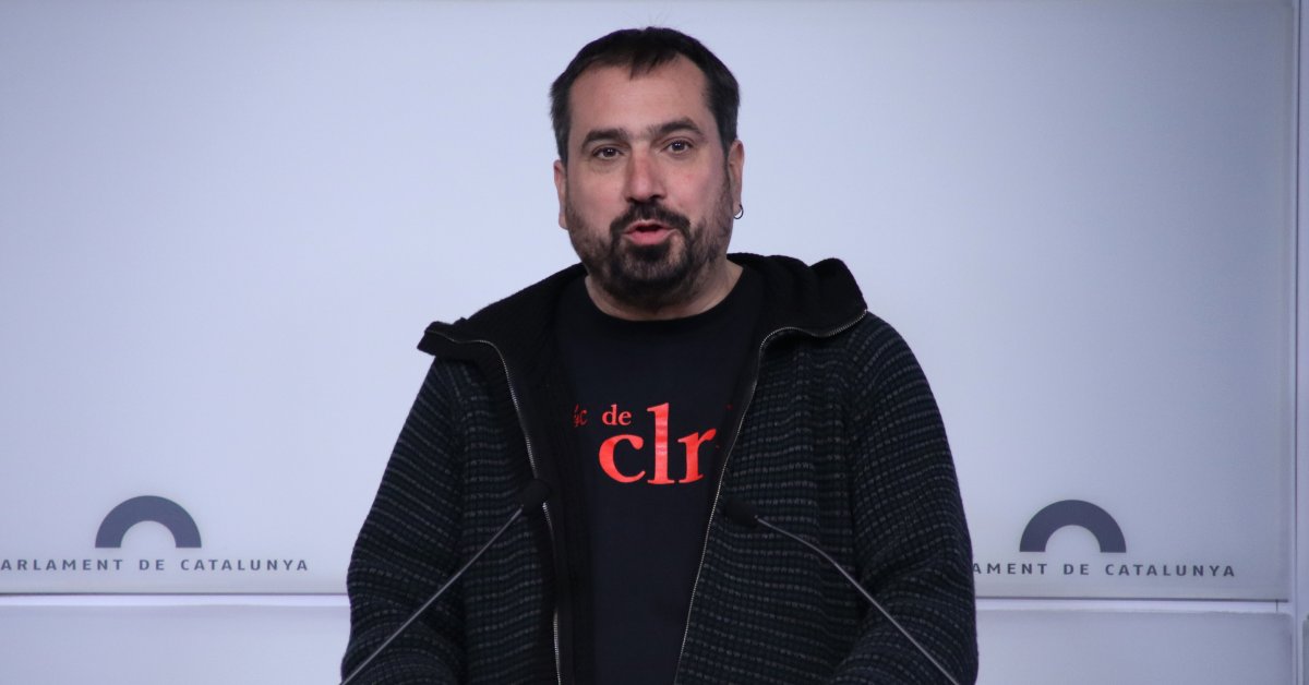 El portaveu parlamentari de la CUP, Dani Cornellà, durant una roda de premsa al Parlament (Mariona Puig, ACN)
