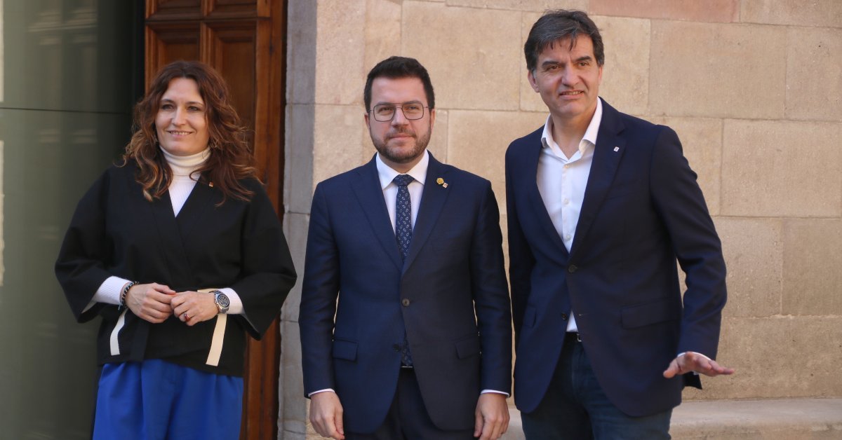 El presidente de la Generalitat, Pere Aragonès; junto a la vicepresidenta, Laura Vilagrà, y el viceconseller, Sergi Sabrià, en el Pati dels Tarongers (Bernat Vilaró, ACN)