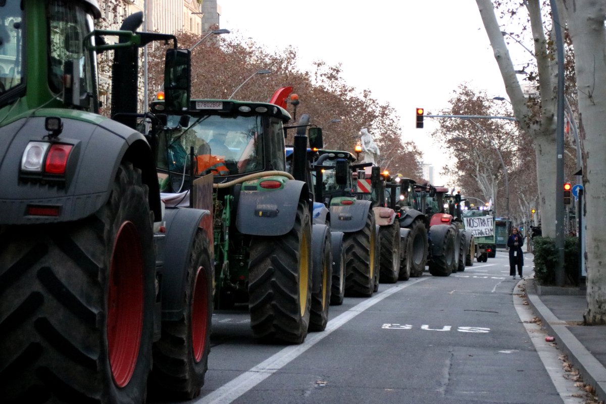 Els tractors aturats a la Gran Via comencen la marxa cap a la Gran Via (Albert Hernàndez, ACN)