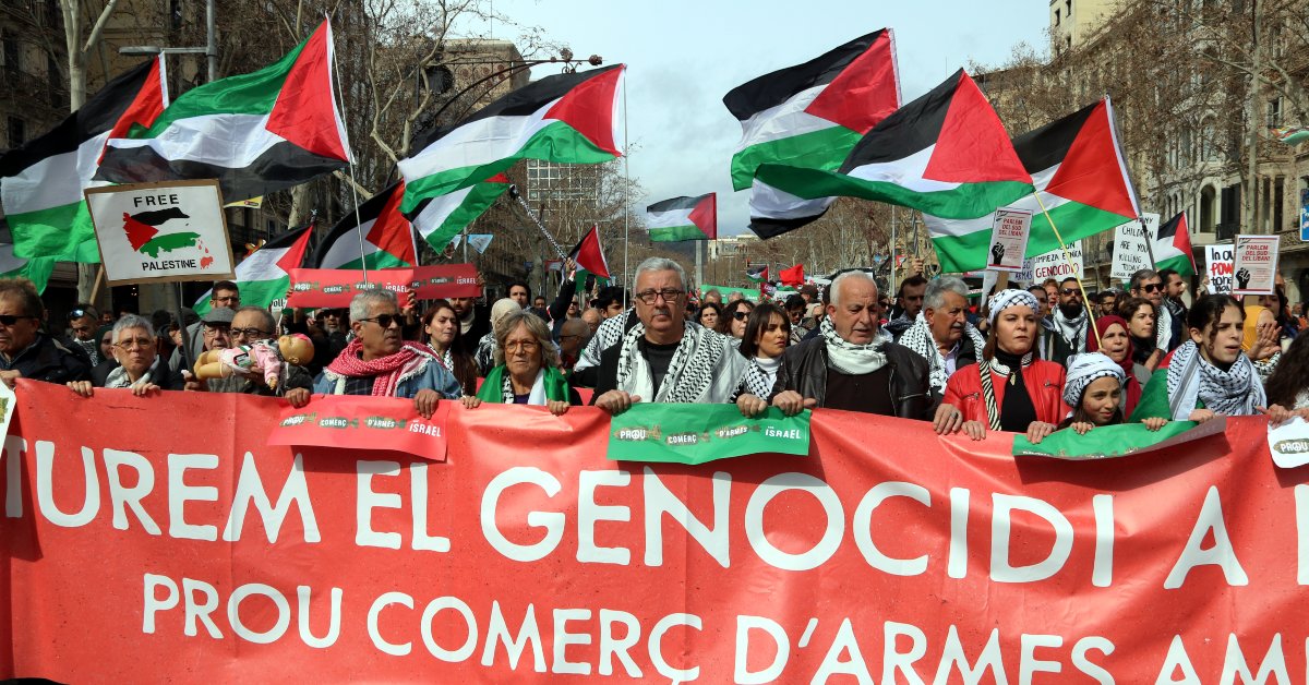 La cabecera de la manifestación en apoyo a Palestina, recorriendo el paseo de Gràcia de Barcelona (Jordi Bataller, ACN)