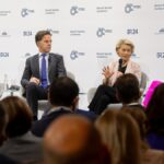 La presidenta de la Comisión Europea, Ursula von der Leyen, durante su intervención en la Conferencia de Seguridad de Múnich junto al primer ministro de Noruega, Jonas Gahr Store (izquierda), y el primer ministro de los Países Bajos, Mark Rutte (derecha) (Conferencia de Seguridad de Múnich)
