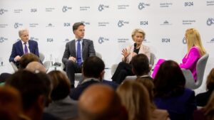 La presidenta de la Comissió Europea, Ursula Von der Leyen, durant la seva intervenció a la Conferència de Seguretat de Múnic al costat del primer ministre de Noruega, Jonas Gahr Store (esquerra) i el primer ministre dels Països Baixos, Mark Rutte (dreta) (Conferència de Seguretat de Múnic)