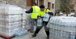 Operaris de l'Ajuntament de Rialp descarregant aigua a l'ajuntament de Rialp pels veïns (Marta LLuvich, ACN)