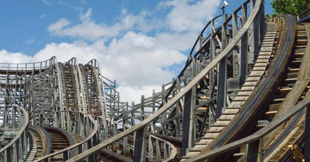 Tomahawk es una montaña rusa ubicada en la zona del Far West de PortAventura