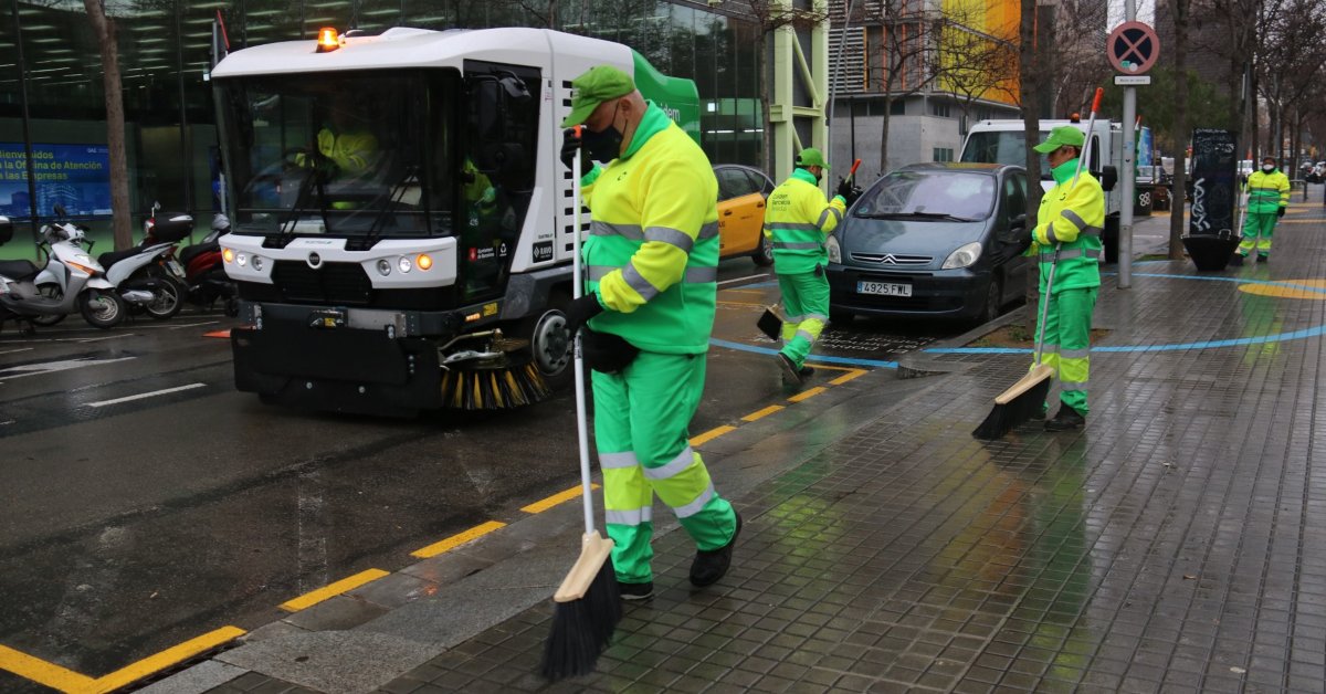 Trabajadores del servicio de limpieza en el barrio del Poblenou de Barcelona (Eli Don, ACN)