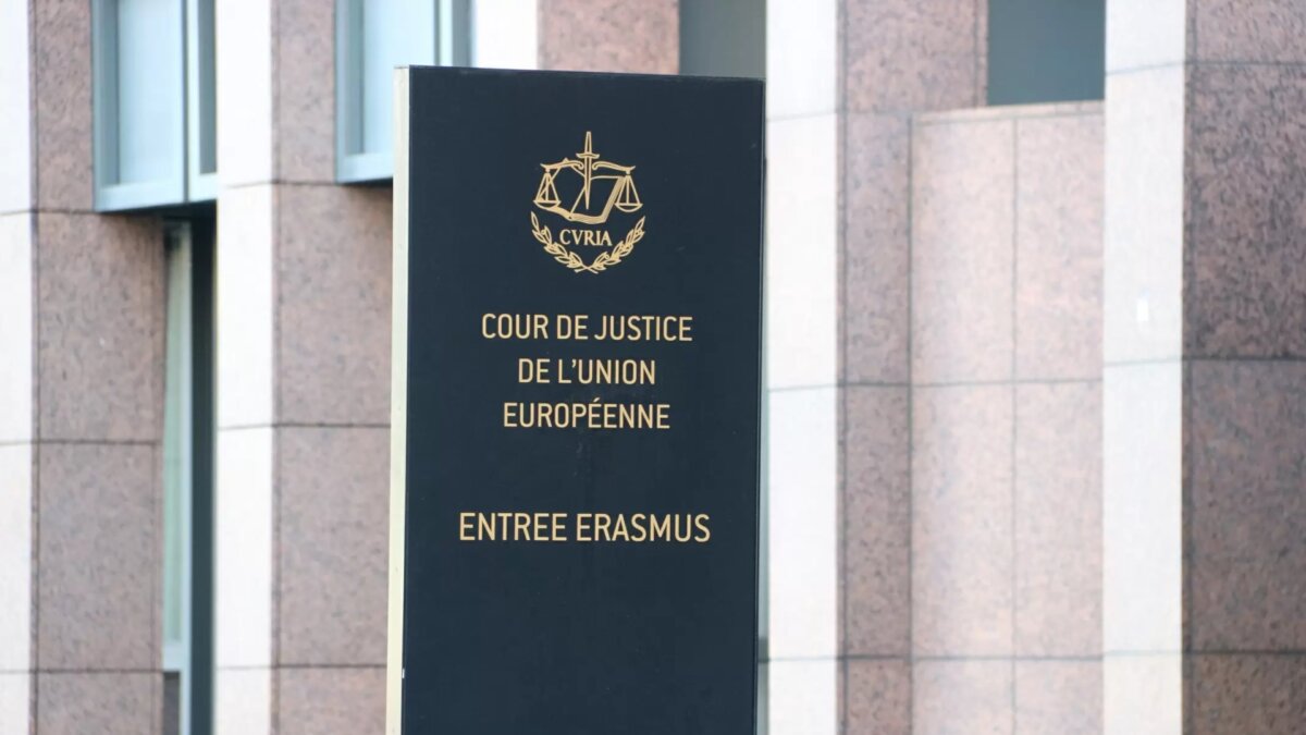 Cartel d'entrada al Tribunal de Justicia de la UE (TJUE) a Luxemburg (Natàlia Segura, ACN)