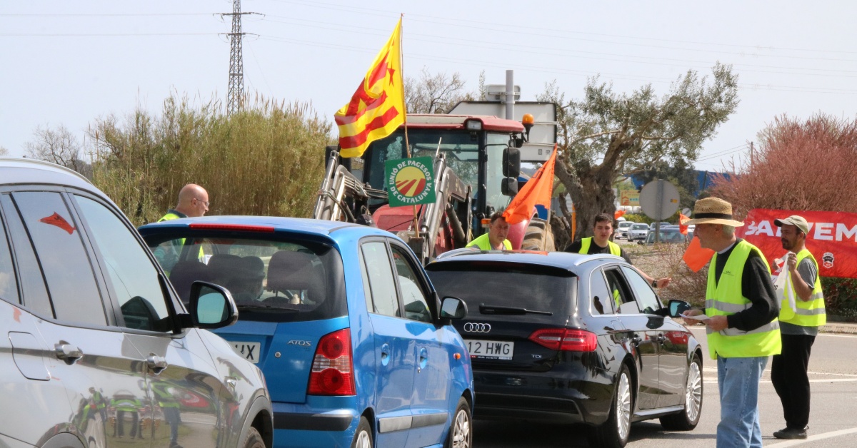 Desenes de persones a Viladamat aturant el trànsit en oposició als macro parcs de renovables plantejats al territori (Ariadna Reche, ACN)