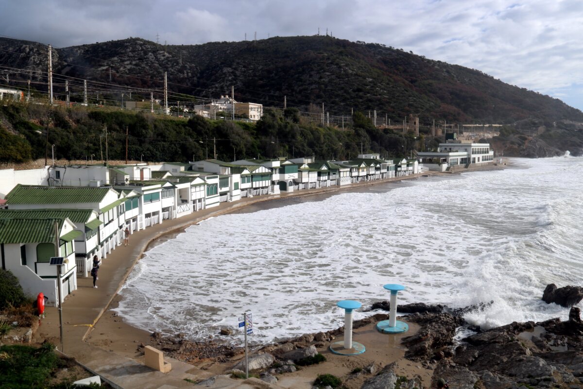 El mar, entrant totalment a la platja de Garraf, a Sitges, a toca de les casetes (Àlex Recolons, ACN)