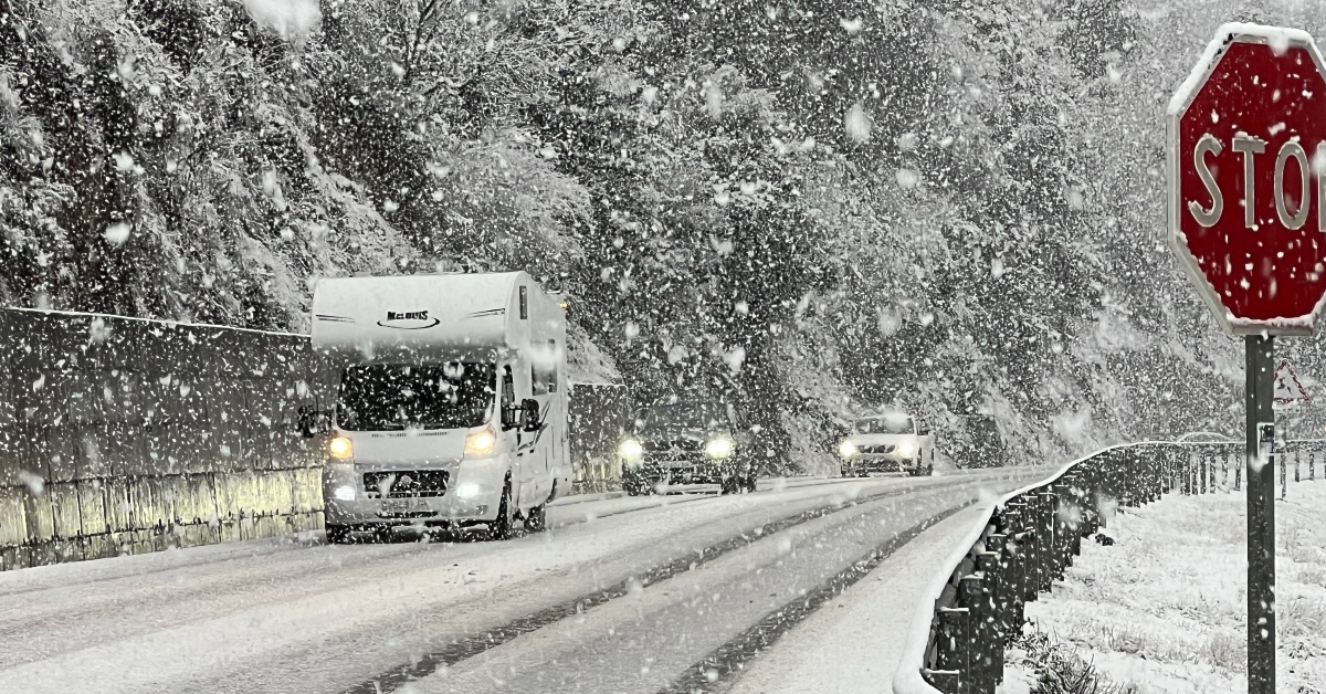 Els cotxes circulen sota una nevada intensa a la C-14, entre Organyà i el Pla de Sant Tirs (Oriol Bosch, ACN)
