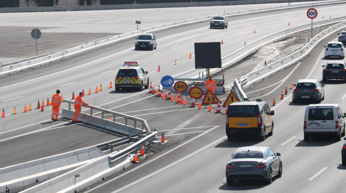 Los Mossos d'Esquadra abriendo el carril adicional en la AP-7 en Martorell (Àlex Recolons, ACN)