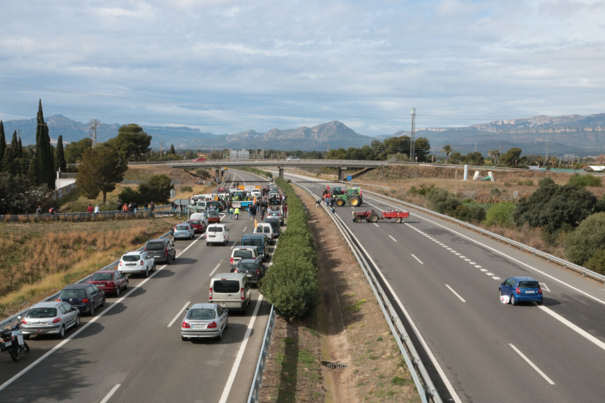 Els pagesos tallen l'AP-7 a Cambrils en els dos sentits per protestar contra projectes com el Hard Rock i Lotte (Ariadna Escoda, ACN)