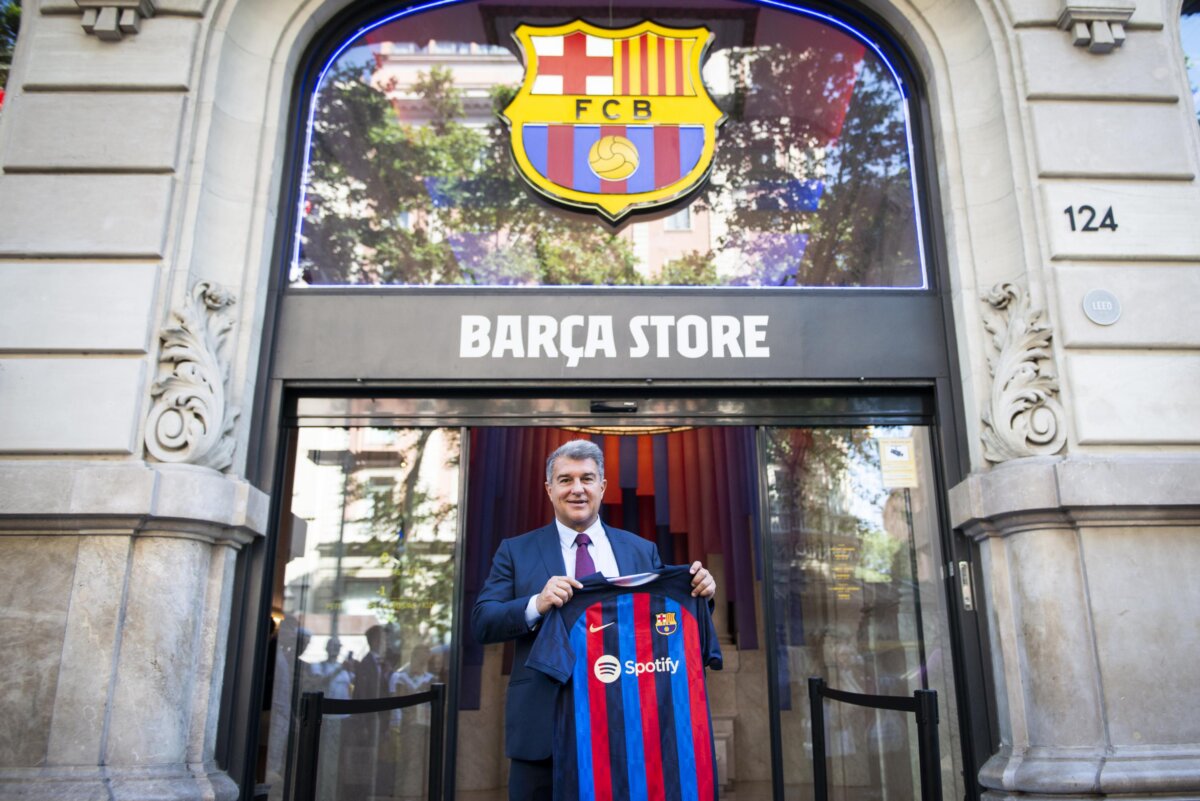 joan-laporta-amb-una-samarreta-del-barca