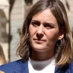 La candidata de Comuns Sumar a las elecciones del 12 de marzo, Jéssica Albiach, durante una visita a Vilafranca (Gemma Sánchez Bonel, ACN)