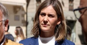 La candidata de Comuns Sumar a las elecciones del 12 de marzo, Jéssica Albiach, durante una visita a Vilafranca (Gemma Sánchez Bonel, ACN)