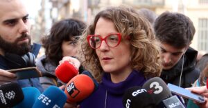 La consellera de Igualdad y Feminismos, Tània Verge, en Passeig de Gràcia con Diagonal antes del inicio de la manifestación (Guifré Jordan, ACN)