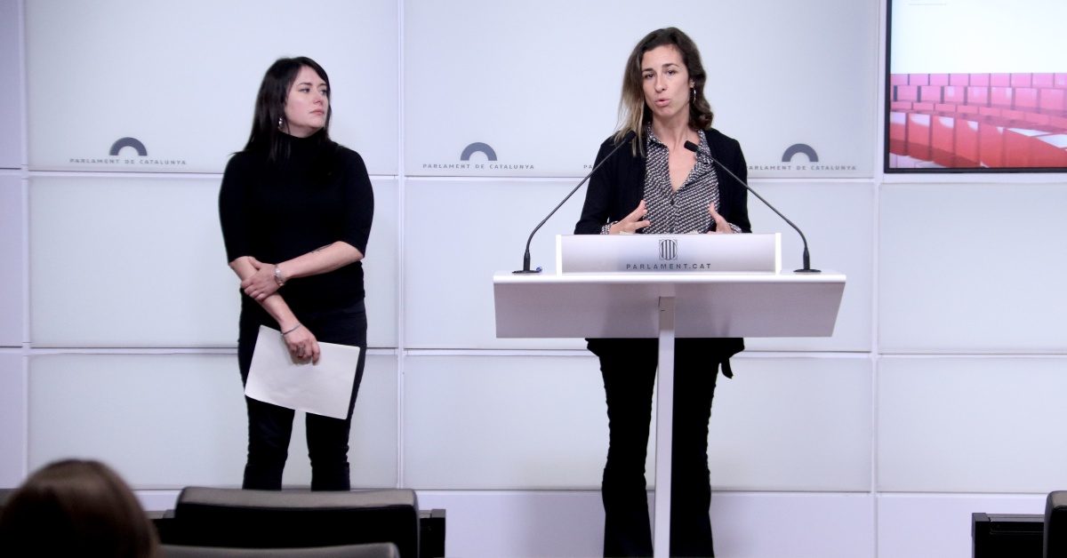 La portavoz de la CUP, Laia Estrada, y la diputada Laure Vega, en una rueda de prensa en el Parlament (Arnau Martínez, ACN)