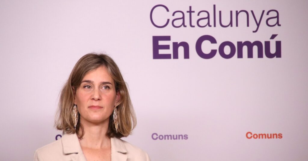 La portavoz del grupo parlamentario de los comunes, Jéssica Albiach, en una rueda de prensa en la sede de la formación (Mariona Puig, ACN)