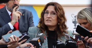 La vicepresidenta del Govern català, Laura Vilagrà, en una atenció als mitjans aquest divendres (Maria Pratdesaba, ACN)