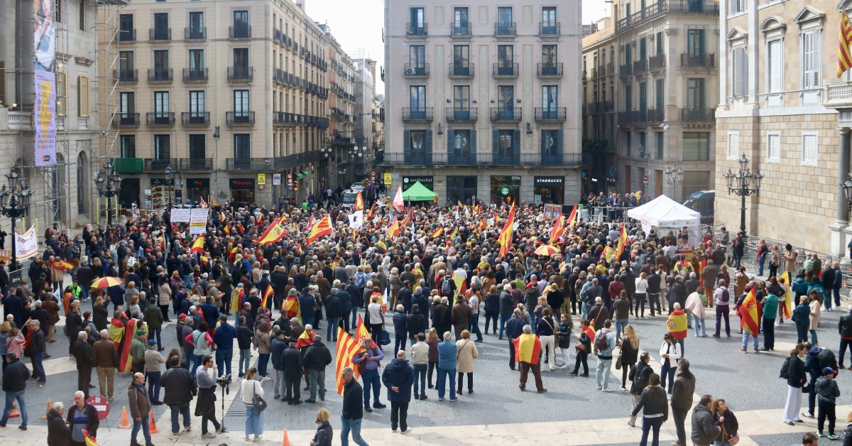 Plaça Sant Jaume de Barcelona durant la concentració d'entitats i partits contraris a la llei d'amnistia (Norma Vidal, ACN)