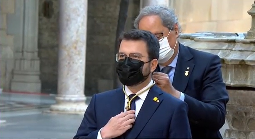 Quim Torra posa la medalla de president a Pere Aragonès en un acte protocolari al Palau de la Generalitat