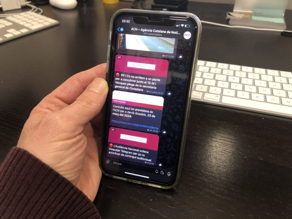Un móvil muestra el canal de Telegram de la ACN, donde se muestra la última hora del bloqueo de la red de mensajería ordenado por la Audiencia Nacional