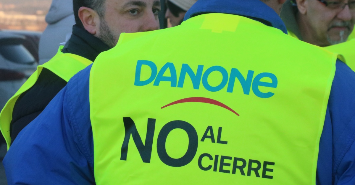 Un treballador de Danone contra el tancament de la fàbrica de Parets del Vallès (Gemma Sánchez Bonel, ACN)