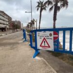Una de las vallas que ha instalado el Ayuntamiento de Calonge y Sant Antoni en el paseo marítimo alertando del peligro