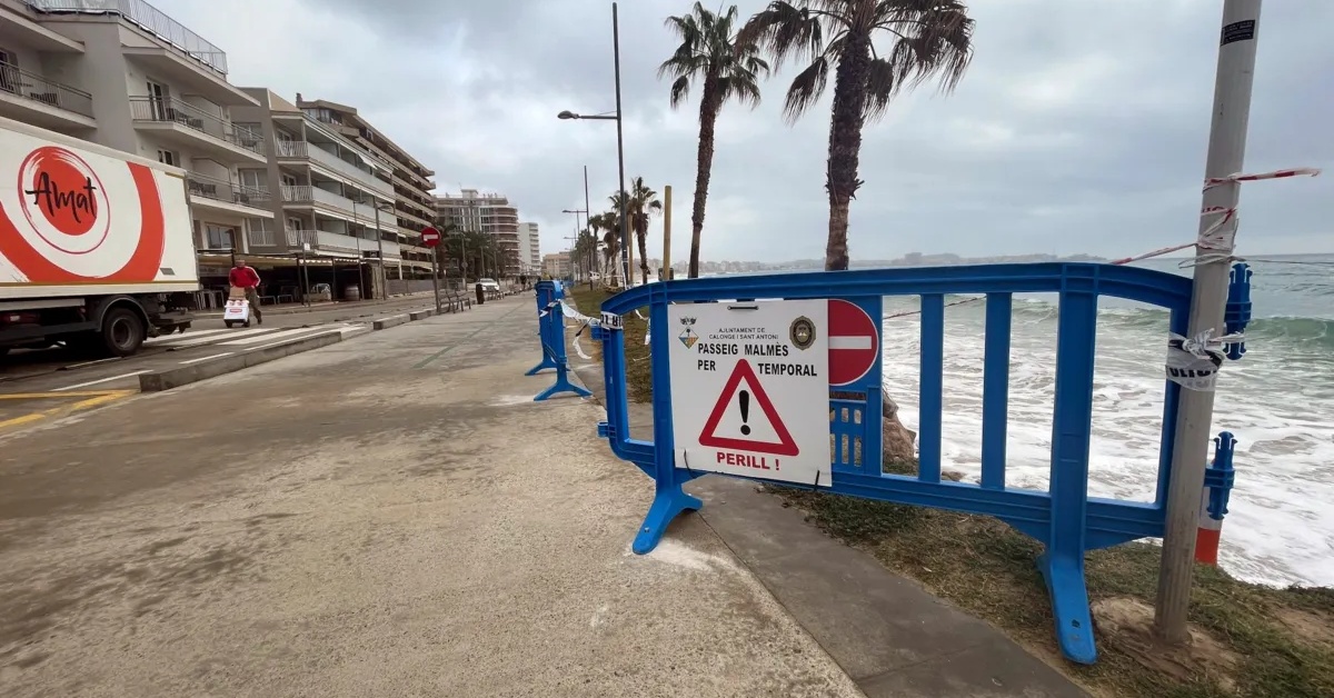 Una de las vallas que ha instalado el Ayuntamiento de Calonge y Sant Antoni en el paseo marítimo alertando del peligro