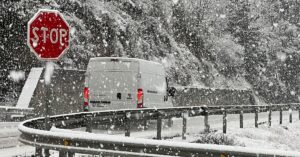 Una furgoneta circula sota una nevada intensa a la C-14, entre Organyà i el Pla de Sant Tirs (Oriol Bosch, ACN)