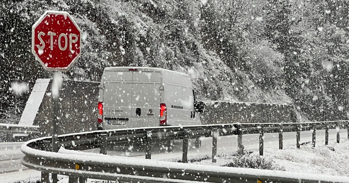 Unas furgoneta circula en una intensa nevada en la C-14, entre Organyà y el Pla de Sant Tirs (Oriol Bosch, ACN)