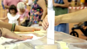 Un ciutadà diposita el seu vot (ACN)