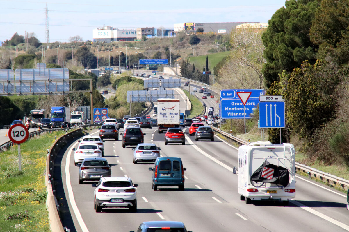 Vehicles de tornada cap a Barcelona per l'AP7 durant l'operació tornada aquest dilluns de Pasqua