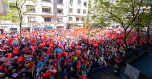 El carrer Ferraz de Madrid, aquest dissabte durant el Comitè Federal del partit (PSOE)