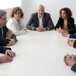El conseller de Acción Climática, David Mascort, preside la reunión con alcaldes y miembros de No a la MAT (Marina López, ACN)