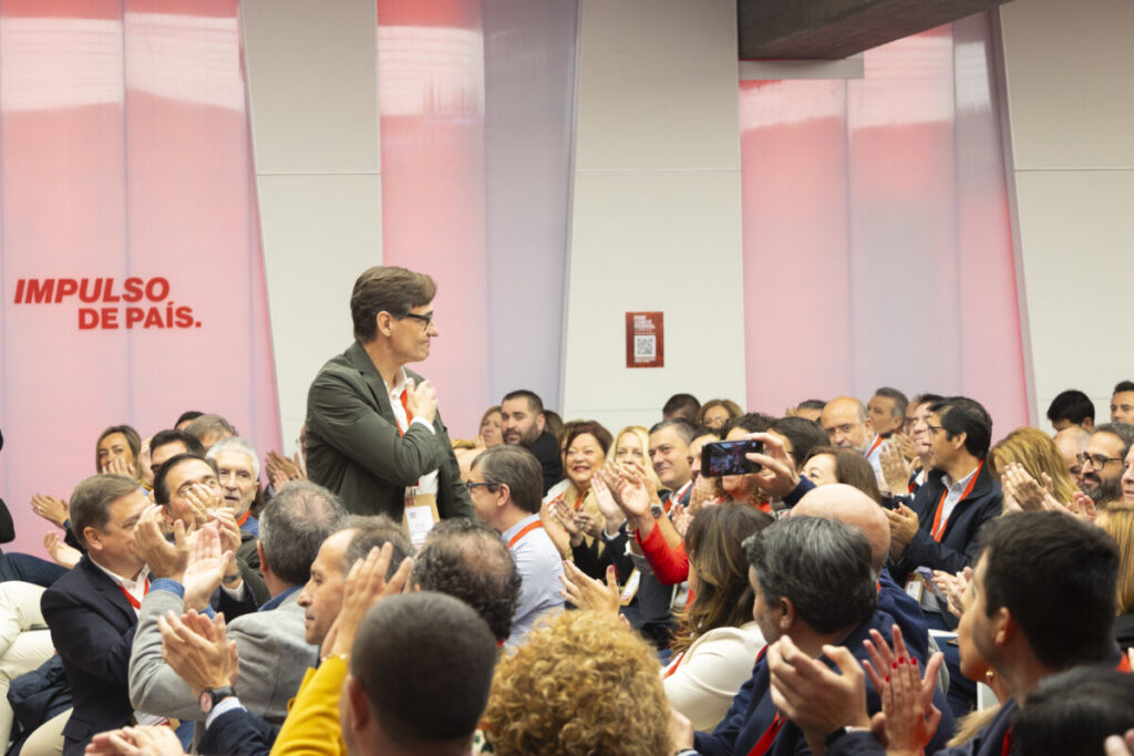 El líder del PSC, Salvador Illa, saludant els membres del Comitè Federal del PSOE que l'aplaudeixen