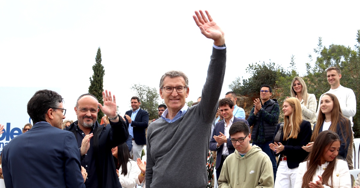 El president del PP, Alberto Núñez-Feijóo, arriba al míting d'Ulldecona (Arnau Martínez, ACN)