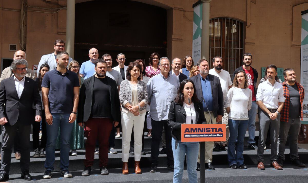 La activista Antònia Maria Dols lee el manifiesto conjunto con dirigentes de Òmnium, ERC, Junts y la CUP, en la antigua prisión Modelo de Barcelona (ACN)