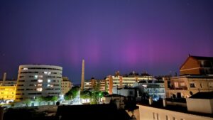 Aurora boreal vista des de Sabadell (Albert Segura Lorrio, ACN)
