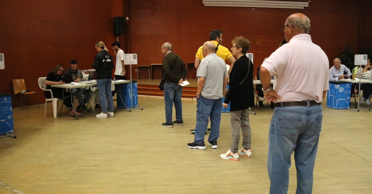 Cua de votants en una de les meses del col·legi electoral del Centre Cívic de Balàfia de Lleida (Alba Mor, ACN)