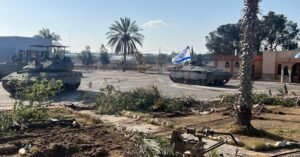 Dos tancs de l'exèrcit d'Israel controlant el pas fronterer de Rafah (Forces de Defensa d'Israel)