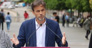 El candidato de Comuns Sumar a las elecciones europeas, Jaume Asens, durante un acto de campaña en l'Hospitalet de Llobregat (Luis Felipe Castilleja, ACN)