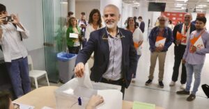 El candidato de Cs, Carlos Carrizosa, vota en las elecciones del 12-M (Jordi Pujolar, ACN)