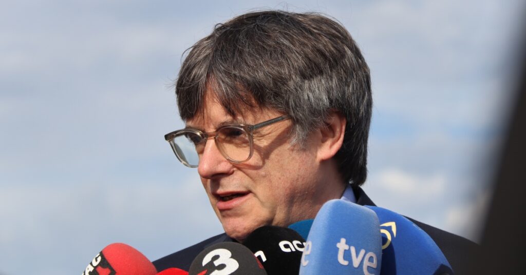 El candidato de Junts+, Carles Puigdemont, en una comparecencia ante los medios este domingo en La Roca d'Albera, Rosselló (Nico Tomás, ACN)