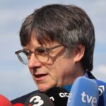 El candidato de Junts+, Carles Puigdemont, en una comparecencia ante los medios este domingo en La Roca d'Albera, Rosselló (Nico Tomás, ACN)