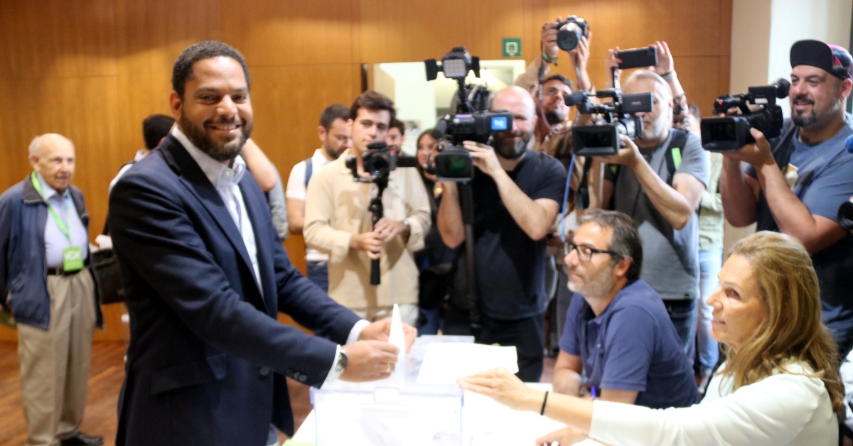 El candidat de Vox, Ignacio Garriga, votant al centre cívic Vila Florida de Barcelona (Roger Pi de Cabanyes, ACN)